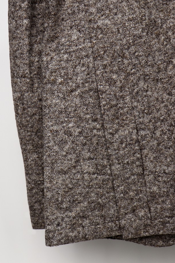 브라운 멜란지 투버튼 소프트 울 혼방 재킷 AJK112A는 남성용 아우터입니다. 가을과 겨울에 어울리는 두꺼운 두께감의 재킷으로, 부드러운 촉감의 울 혼방 소재로 제작되었습니다. 클래식하고 베이직한 스타일의 무지 패턴에 레귤러 핏, 테일러드 코트 타입으로 오피스룩, 비즈니스 캐주얼, 출근룩에 적합합니다. 투버튼 여밈 방식과 긴 소매 기장으로 미니멀하면서도 세련된 분위기를 연출합니다.
