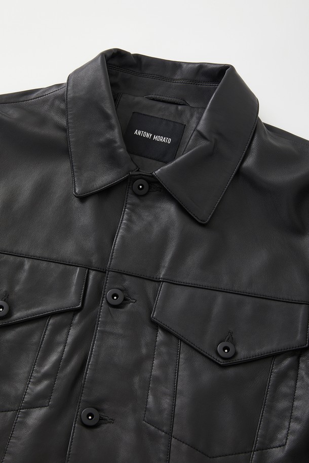 남성용 투 포켓 버튼 가죽 점퍼 CLJP109입니다. 부드러운 촉감의 소가죽 소재로 제작되어 봄, 가을 간절기에 착용하기 좋습니다. 베이직핏으로 어떤 옷에도 잘 어울리는 캐주얼하고 미니멀한 스타일을 연출합니다. 무지 디자인에 버튼 여밈 방식, 중간 두께감으로 편안하게 착용할 수 있으며, 이너 포켓 상단 가죽 마감과 버튼 디테일로 포인트를 더했습니다. 블랙 색상으로 다양한 스타일에 활용하기 좋은 데일리 아이템입니다.
