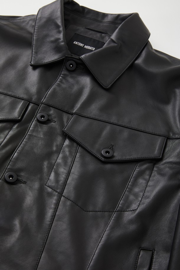 남성용 투 포켓 버튼 가죽 점퍼 CLJP109입니다. 부드러운 촉감의 소가죽 소재로 제작되어 봄, 가을 간절기에 착용하기 좋습니다. 베이직핏으로 어떤 옷에도 잘 어울리는 캐주얼하고 미니멀한 스타일을 연출합니다. 무지 디자인에 버튼 여밈 방식, 중간 두께감으로 편안하게 착용할 수 있으며, 이너 포켓 상단 가죽 마감과 버튼 디테일로 포인트를 더했습니다. 블랙 색상으로 다양한 스타일에 활용하기 좋은 데일리 아이템입니다.
