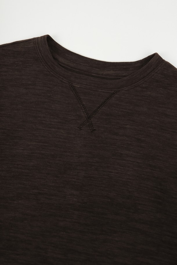 남성 봄 가을 솔리드 슬리브 긴팔 티셔츠 TEE104입니다. 부드러운 촉감의 면과 폴리에스테르 혼방 소재로 제작되어 편안한 착용감을 선사합니다. 슬림핏 라운드넥 디자인에 니트와 유사한 텍스처로, 미니멀, 클래식, 캐주얼 스타일을 연출하기 좋습니다. 네이비, 브라운, 블랙, 아이보리 4가지 솔리드 컬러로 출시되어 데이트룩, 출근룩 등 다양한 TPO에 활용 가능합니다. 얇은 두께감의 긴 소매 티셔츠로 간절기 시즌에 활용하기 좋은 베이직 아이템입니다.
