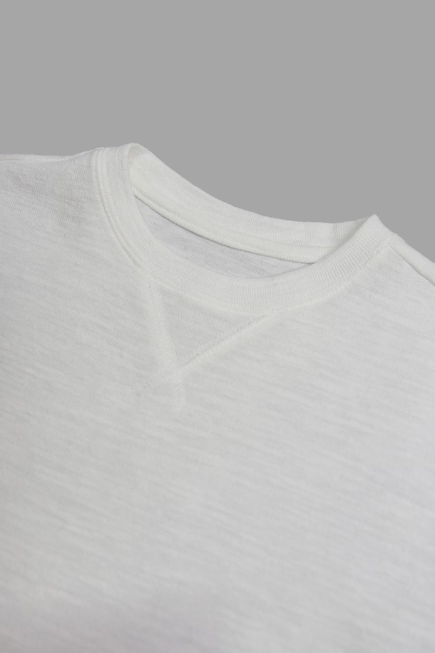 남성 봄 가을 솔리드 슬리브 긴팔 티셔츠 TEE104는 부드러운 촉감의 얇은 두께, 슬림핏 긴팔 티셔츠입니다. 면과 폴리에스테르 혼방 소재로 제작되었으며, 라운드넥 디자인에 무지 패턴으로 베이직한 스타일을 연출합니다. 네이비, 브라운, 블랙, 아이보리 4가지 컬러로 출시되었으며, 비침 없는 깔끔한 착용감을 선사합니다. 약간의 신축성이 있어 편안한 활동성을 보장하며, 데이트룩, 카페룩 등 다양한 TPO에 활용 가능합니다. 미니멀, 클래식, 캐주얼 스타일을 즐기는 남성분들께 추천합니다.
