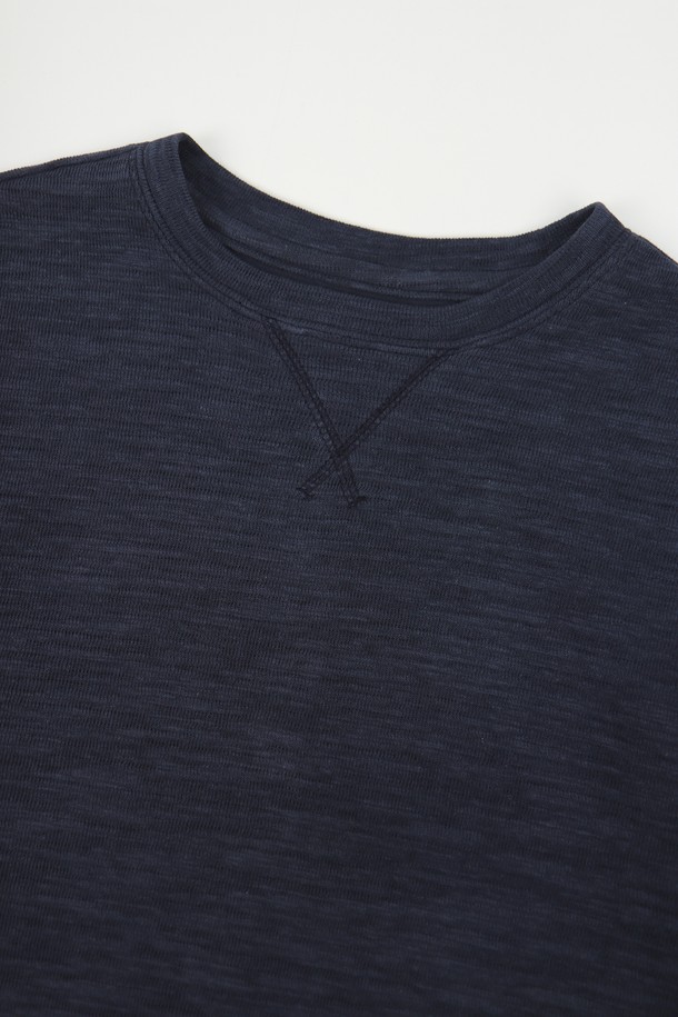 남성 봄 가을 솔리드 슬리브 긴팔 티셔츠 TEE104입니다. 부드러운 촉감의 면, 폴리에스테르 혼방 소재로 제작되어 얇고 편안한 착용감을 제공합니다. 베이직 스타일에 슬림핏 라운드넥 디자인으로 미니멀, 클래식, 캐주얼 등 다양한 스타일 연출에 용이합니다. 네이비, 브라운, 블랙, 아이보리 4가지 색상으로 출시되었으며, 출근룩이나 겨울 데일리룩 등 폭넓게 활용 가능합니다. 신축성이 약간 있으며, 비침 걱정 없이 니트처럼 가볍게 즐길 수 있는 긴팔 티셔츠입니다.
