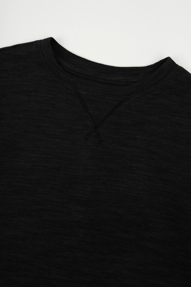 남성 봄 가을 솔리드 슬리브 긴팔 티셔츠 TEE104입니다. 부드러운 촉감의 면 59%, 폴리에스터 41% 혼방 소재로 제작되어 편안한 착용감을 선사합니다. 슬림핏 라운드넥 디자인으로, 베이직한 스타일을 연출하며 데이트룩 또는 겨울 데일리룩에 활용하기 좋습니다. 네이비, 브라운, 블랙, 아이보리 4가지 색상으로 출시되어 취향에 맞게 선택 가능합니다. 신축성이 있어 활동성을 높였습니다. 캐주얼, 미니멀, 클래식 스타일을 즐겨 입는 남성분들께 추천합니다.
