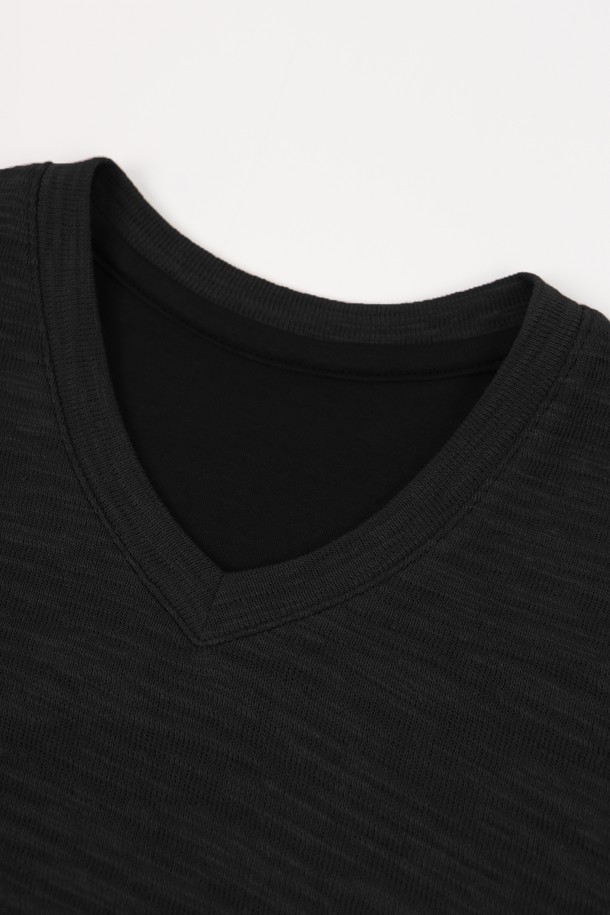 남성 솔리드 봄 가을 코튼 브이넥 긴팔 티셔츠 TEE102는 베이직한 스타일의 남성용 긴팔 티셔츠입니다. 부드러운 촉감의 면 소재로 제작되었으며, 봄, 가을 간절기에 착용하기 좋습니다. 슬림핏 디자인에 브이넥 라인으로 세련된 느낌을 더했습니다. 아이보리, 블랙, 블루, 브라운 4가지 색상으로 출시되어 데이트룩, 카페룩 등 다양한 TPO에 활용 가능합니다. 니트 느낌의 솔리드 소재에 신축성이 약간 있어 편안하게 착용할 수 있습니다. 캐주얼, 미니멀, 클래식 스타일을 즐겨 입는 남성분들께 추천합니다.
