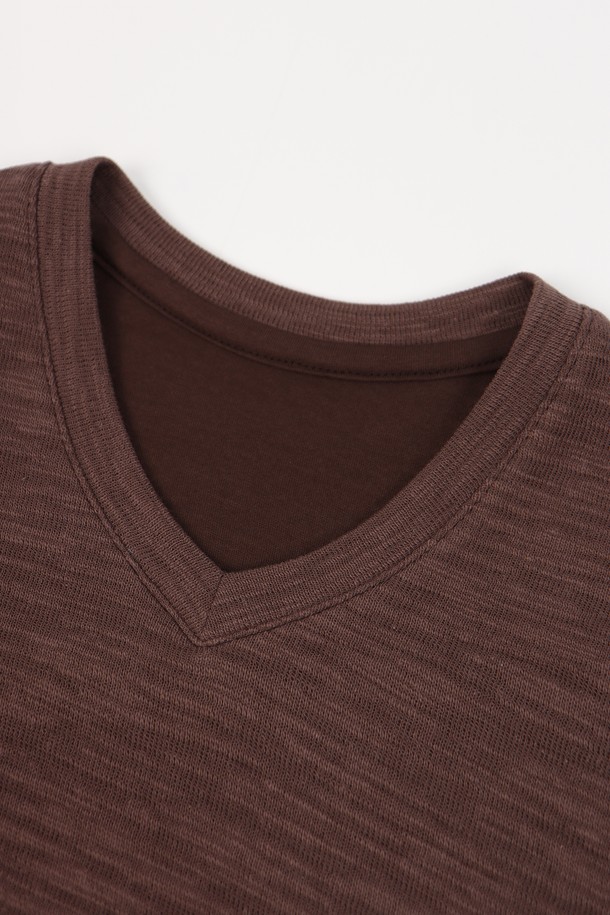 남성 솔리드 봄/가을 코튼 브이넥 긴팔 티셔츠 TEE102는 부드러운 착용감의 면 소재로 제작되어 편안함을 선사합니다. 얇은 두께감으로 봄, 가을 간절기에 적합하며, 슬림핏 디자인과 베이직 스타일로 미니멀, 클래식, 캐주얼 등 다양한 룩에 활용하기 좋습니다. 아이보리, 블랙, 네이비, 브라운까지 네 가지의 기본 컬러로 출시되어 폭넓은 선택이 가능합니다. 약간의 신축성이 있어 활동성을 높였으며, 비침 걱정 없이 니트 느낌으로 세련된 분위기를 연출할 수 있습니다. 브이넥 라인과 긴 소매 디자인이 특징인 솔리드 긴팔 티셔츠입니다.
