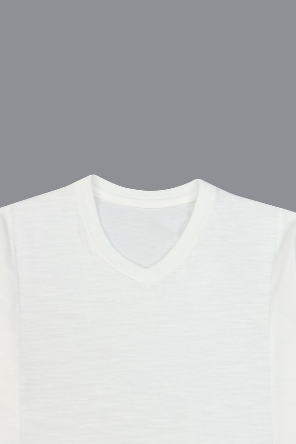 남성 솔리드 봄 가을 코튼 브이넥 긴팔티 TEE102는 부드러운 촉감의 면 소재로 제작되어 편안한 착용감을 선사합니다. 얇은 두께감과 슬림핏 디자인으로 제작되어 봄, 가을 시즌에 적합하며, 베이직한 스타일의 무지 디자인으로 다양한 스타일에 매치하기 좋습니다. 아이보리, 블랙, 블루, 브라운 4가지 컬러로 출시되어 취향에 맞는 색상을 선택할 수 있습니다. 신축성이 약간 있으며, 니트 느낌의 소재로 제작되어 데이트룩, 카페룩 등 캐주얼한 스타일에 잘 어울립니다. 미니멀, 클래식, 캐주얼 스타일을 즐겨 입는 남성분들께 추천합니다.
