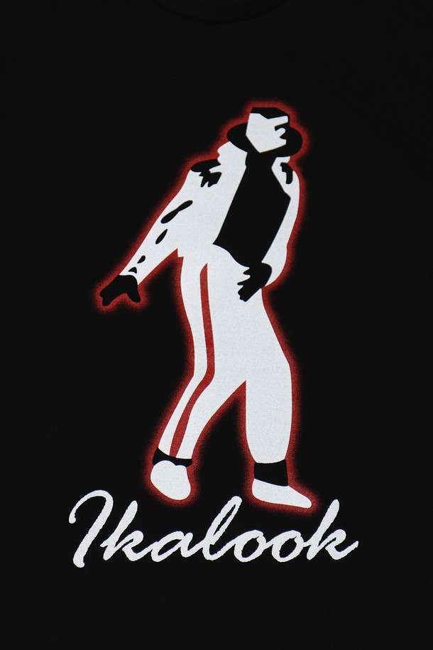 마이클 나염 실켓 반팔 티셔츠 ASTEE116은 남성용 티셔츠로, 봄, 여름, 가을 시즌에 착용하기 적합합니다. 부드러운 촉감의 면, 나일론, 폴리우레탄 혼방 소재로 제작되었으며, 슬림핏 라운드넥 디자인에 얇은 두께로 편안한 착용감을 제공합니다. 캐주얼 스타일의 나염 프린트가 돋보이며, 화이트와 블랙 두 가지 색상으로 출시되었습니다.
