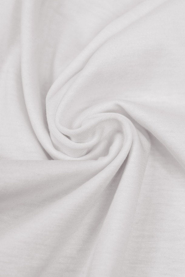 남성용 고급 텐셀 셔츠형 반팔 카라 티셔츠 STEE102A는 부드러운 텐셀과 면 혼방 소재로 제작되어 시원하고 편안한 착용감을 제공합니다. 베이직한 디자인에 슬림핏으로 제작되었으며, 베이지, 블랙, 화이트 색상으로 다양한 스타일 연출이 가능합니다. 일상복으로 적합하며, 얇은 두께와 약간의 신축성으로 여름철에도 쾌적하게 입을 수 있습니다.
