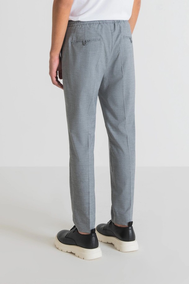 **썸머 아이스 밴딩 슬랙스 APT107A**는 남성용 슬랙스로, 봄, 여름, 가을, 겨울 사계절 모두 활용 가능한 베이직 스타일의 바지입니다. 그레이, 블랙, 네이비 세 가지 색상으로 출시되었으며, 얇고 부드러운 폴리에스테르, 레이온, 폴리우레탄 혼방 소재로 제작되어 시원한 착용감을 제공합니다. 허리 밴딩으로 편안한 착용감을 선사하며, 비침 없는 무지 디자인에 베이직핏으로 출근룩과 비즈니스 캐주얼, 미니멀, 클래식, 캐주얼 스타일을 모두 소화할 수 있습니다. 신축성이 약간 있어 활동성 또한 보장합니다.
