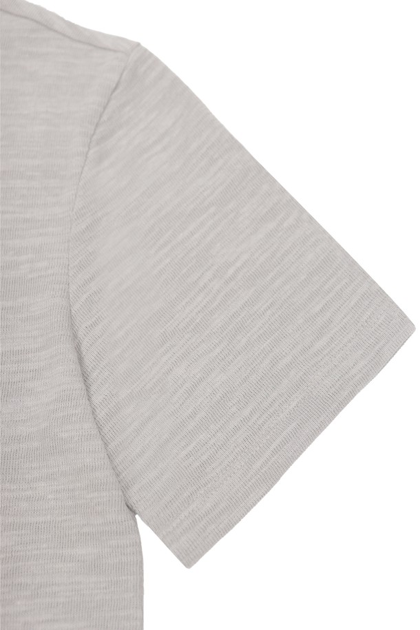 남성 솔리드 슬리브 반팔 티셔츠 STEE101A는 베이직한 스타일의 남성용 반팔 티셔츠입니다. 봄, 여름, 가을, 겨울 사계절 모두 착용 가능하며, 데이트룩이나 동네 마실룩으로 활용하기 좋습니다. 라운드넥에 레귤러핏으로 제작되었으며, 부드러운 촉감의 면, 폴리에스테르 혼방 소재로 제작되어 편안한 착용감을 선사합니다. 얇은 두께감에 약간의 신축성이 있어 활동성을 높였으며, 비침은 거의 없습니다. 캐주얼, 미니멀, 클래식 스타일을 즐겨 입는 남성분들께 추천합니다.
