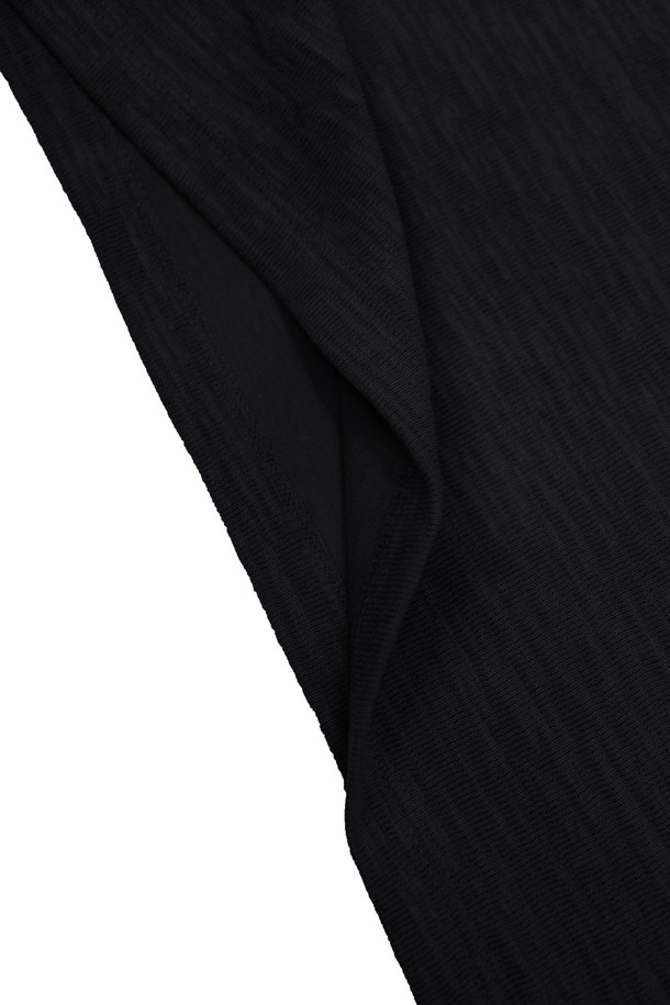 남성 솔리드 슬리브 반팔 티셔츠(STEE101A)는 베이직한 스타일의 라운드넥 반팔 티셔츠입니다. 면과 폴리에스터 혼방 소재로 제작되어 부드러운 촉감을 자랑하며, 봄, 여름, 가을, 겨울 사계절 모두 활용 가능합니다. 레귤러핏에 무지 디자인으로 어떤 스타일에도 쉽게 매치할 수 있으며, 데이트룩이나 동네 마실룩 등 편안한 일상에 적합합니다. 니트 느낌으로 제작되어 고급스러운 분위기를 더하며, 신축성이 약간 있어 편안한 착용감을 제공합니다. 비침이 없어 단독으로 입기 좋으며, 평소보다 한 사이즈 크게 선택하는 것을 추천합니다.
