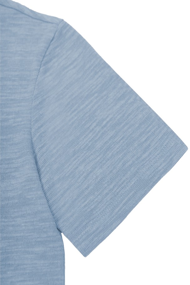 남성 솔리드 슬리브 반팔 티셔츠 STEE101A는 베이직한 스타일의 무지 티셔츠입니다. 부드러운 촉감의 면과 폴리에스테르 혼방 소재로 제작되었으며, 라운드넥과 루즈핏으로 편안하게 착용할 수 있습니다. 봄, 여름, 가을, 겨울 사계절 모두 활용 가능하며, 데이트룩이나 집콕룩 등 다양한 TPO에 적합합니다. 컬러는 블루, 베이지, 블랙, 화이트 4가지로 출시되었으며, 니트 느낌으로 제작되어 기본 아이템으로 활용하기 좋습니다. 약간의 신축성이 있으며 비침은 없습니다. 평소보다 한 사이즈 크게 선택하는 것을 추천합니다.
