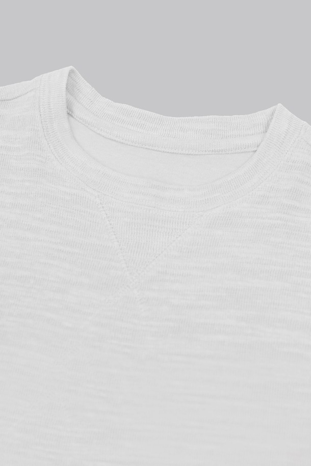 남성 솔리드 슬리브 반팔 티셔츠 STEE101A는 베이직한 스타일의 반팔 티셔츠입니다. 면과 폴리에스테르 혼방 소재로 제작되어 부드러운 촉감과 중간 두께감을 자랑하며, 봄, 여름, 가을, 겨울 사계절 모두 활용 가능합니다. 라운드넥에 무지 패턴으로 디자인되어 어떤 옷에도 잘 어울리며, 레귤러 핏으로 편안하게 착용할 수 있습니다. 데이트룩, 카페룩 등 다양한 TPO에 맞춰 캐주얼, 미니멀, 클래식 스타일을 연출해보세요. 신축성이 약간 있으며 비침이 없는 것이 특징이며, 니트 느낌으로 제작되었습니다. 기본 사이즈보다 한 사이즈 크게 착용하는 것을 추천합니다.
