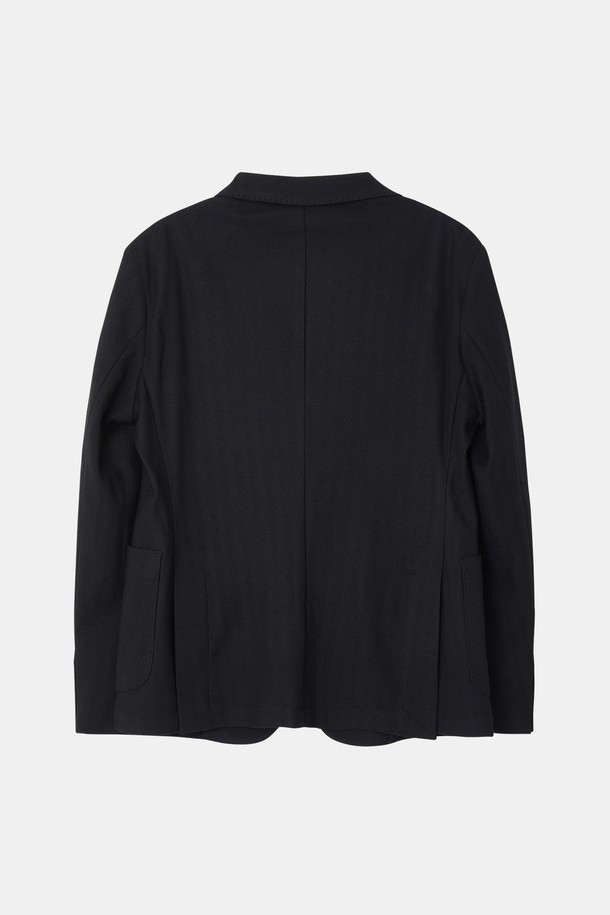 블랙 컬러의 헤링본 패턴이 돋보이는 CJK107 스판 자켓입니다. 봄, 가을에 착용하기 적합하며, 베이직한 스타일로 일상복으로 활용하기 좋습니다. 폴리에스터, 레이온, 폴리우레탄 혼방 소재로 제작되어 신축성 있는 편안한 착용감을 선사하며, 긴 소매와 버튼 여밈, 베이직 핏 디자인이 특징입니다. 안주머니 버튼 디테일과 브랜드 라벨 패치가 돋보입니다.
