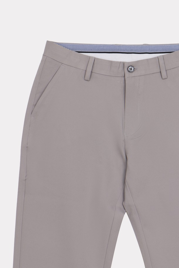 오피스 코튼 혼방 심플 슬랙스 APT105A는 남성을 위한 슬랙스입니다. 네이비, 베이지, 그레이, 다크그레이, 블랙 등 다양한 컬러로 출시되었으며, 오피스룩과 일상복 모두에 활용 가능합니다. 슬림핏, 레귤러핏, 와이드핏, 일자핏으로 출시되어 다양한 핏을 선택할 수 있으며, 폴리에스터와 폴리우레탄 혼방 소재로 제작되어 신축성이 보통입니다.
