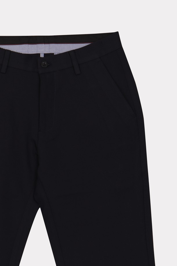 오피스 코튼 혼방 심플 슬랙스 APT105A는 남성용 슬림핏 슬랙스로, 베이직하고 미니멀한 스타일을 연출합니다. 봄, 여름, 가을, 겨울 사계절 모두 착용 가능하며, 폴리에스터와 폴리우레탄 혼방 소재로 제작되어 신축성이 있습니다. 베이지, 네이비, 다크그레이, 그레이, 블랙 등 다양한 색상으로 출시된 긴 기장의 무지 슬랙스입니다.
