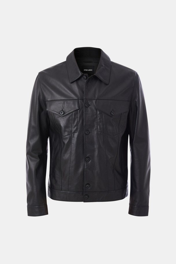 남성용 투 포켓 버튼 가죽 점퍼 CLJP109입니다. 부드러운 촉감의 소가죽 소재로 제작되어 봄, 가을 간절기에 착용하기 좋습니다. 베이직핏으로 어떤 옷에도 잘 어울리는 캐주얼하고 미니멀한 스타일을 연출합니다. 무지 디자인에 버튼 여밈 방식, 중간 두께감으로 편안하게 착용할 수 있으며, 이너 포켓 상단 가죽 마감과 버튼 디테일로 포인트를 더했습니다. 블랙 색상으로 다양한 스타일에 활용하기 좋은 데일리 아이템입니다.
