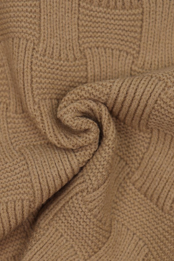 격자 패턴 니트 머플러 AMU123A는 부드러운 니트 소재로 제작되어 가을, 겨울철 따뜻함을 선사하는 머플러입니다. 베이지, 브라운 두 가지 색상으로 출시되어 다양한 룩에 매치하기 용이하며, 캐주얼 및 베이직 스타일을 연출하기 좋습니다. 격자 무늬 디자인과 두꺼운 두께감으로 보온성을 높였으며, 니트 짜임 특유의 부드러운 촉감이 특징입니다. 일상생활에서 활용하기 좋은 실용적인 아이템입니다.
