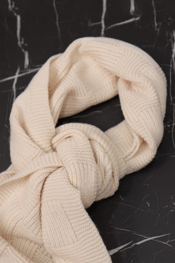 격자 패턴 니트 머플러 AMU123A는 부드러운 니트 소재로 제작되어 포근한 착용감을 선사합니다. 아이보리와 베이지 색상으로 구성되어 있어 어떤 스타일에도 잘 어울리며, 가을, 겨울철 데일리룩에 활용하기 좋습니다. 두꺼운 두께감과 격자 무늬 디자인은 보온성을 높여주며, 캐주얼, 클래식, 미니멀 스타일 모두 소화 가능한 활용도 높은 머플러입니다. 산책룩에 매치하여 포근하고 아늑한 분위기를 연출해 보세요.
