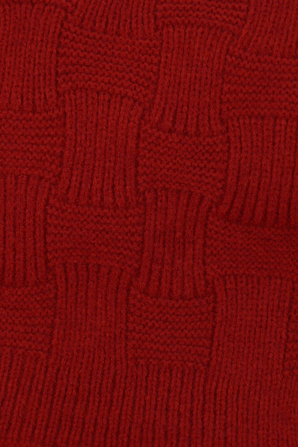 격자 패턴 니트 머플러 AMU123A는 부드러운 니트 소재로 제작되어 포근한 착용감을 선사합니다. 가을과 겨울, 쌀쌀한 날씨에 보온성을 더해주는 두꺼운 두께의 롱 스카프입니다. 격자 무늬 패턴이 돋보이는 디자인으로, 베이직하고 캐주얼한 스타일을 연출하기 좋습니다. 레드, 버건디 두 가지 색상으로 출시되어, 다양한 룩에 포인트 아이템으로 활용 가능합니다. 산책룩, 출근룩 등 데일리룩에 클래식하고 미니멀한 감성을 더해보세요.
