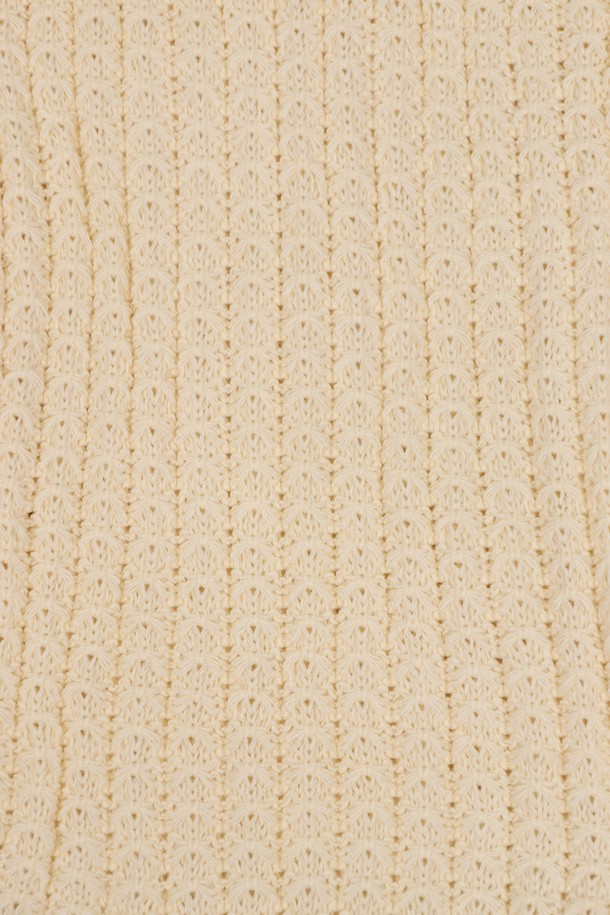 눈꽃 패턴 니트 목도리 머플러 AMU125A는 겨울과 가을, 쌀쌀한 날씨에 따뜻함과 스타일을 모두 잡을 수 있는 머플러입니다. 부드러운 니트 소재로 제작되어 뛰어난 촉감을 자랑하며, 아이보리 및 화이트 컬러의 조화가 포근한 분위기를 연출합니다. 두꺼운 두께감과 보온성을 높여 추운 날씨에도 따뜻하게 착용할 수 있습니다. 눈꽃 패턴 니트 디자인은 클래식, 미니멀, 캐주얼 등 다양한 스타일에 잘 어울려 데일리 아이템으로 활용하기 좋습니다. 
