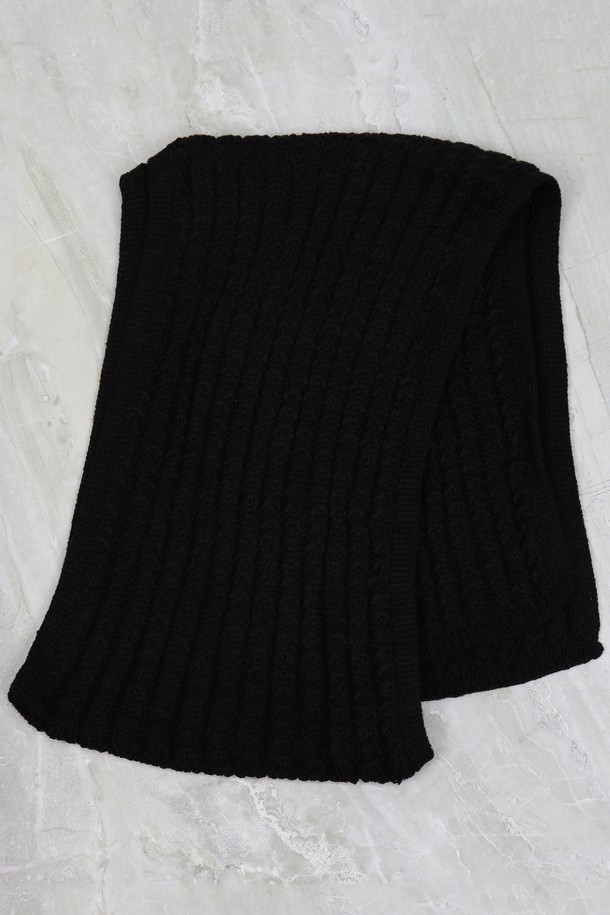 눈꽃 패턴 니트 목도리 머플러 AMU125A는 가을, 겨울철 따뜻함을 선사하는 베이직 스타일의 목도리/머플러입니다. 보온성이 뛰어난 니트 소재로 제작되었으며, 부드러운 촉감이 특징입니다. 블랙 컬러에 눈꽃 패턴 디자인이 더해져 클래식, 미니멀, 캐주얼 등 다양한 스타일에 매치하기 좋습니다. 두꺼운 두께감으로 추운 날씨에도 따뜻하게 착용할 수 있으며, 일상에서 폭넓게 활용할 수 있습니다.
