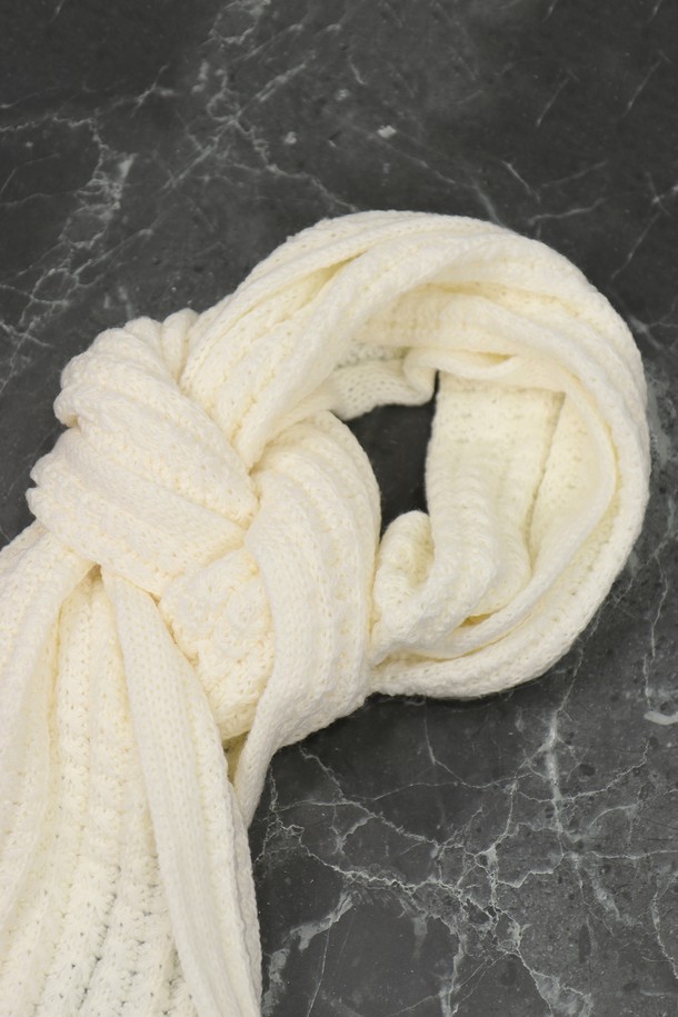 눈꽃 패턴 니트 목도리 머플러 AMU125A는 부드러운 촉감의 폴리에스테르 소재로 제작되어 보온성이 뛰어난 겨울철 필수 아이템입니다. 눈꽃 패턴이 돋보이는 디자인으로, 캐주얼한 스타일을 연출하며 출근룩, 데이트룩 등 다양한 TPO에 활용할 수 있습니다. 블랙, 베이지, 아이보리, 그레이 4가지 색상으로 출시되어, 어떤 옷에도 쉽게 매치할 수 있습니다. 중두께의 니트 소재로 제작되어 따뜻함과 스타일을 동시에 잡았습니다. 캐주얼, 미니멀, 클래식 등 어떤 스타일에도 잘 어울리는 활용도 높은 머플러입니다.
