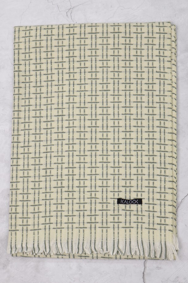 빅 격자 패턴 머플러 AMU142A는 캐주얼, 클래식, 미니멀 스타일을 아우르는 공용 머플러입니다. 가을, 겨울 시즌에 어울리는 화이트, 블랙 두 가지 색상으로 제공되며, 데일리룩에 포인트 아이템으로 활용하기 좋습니다. 격자 패턴과 프린지 디테일이 돋보이는 디자인으로, 베이직하면서도 세련된 느낌을 선사합니다. 부드러운 촉감으로 제작되어 편안하게 착용할 수 있습니다.
