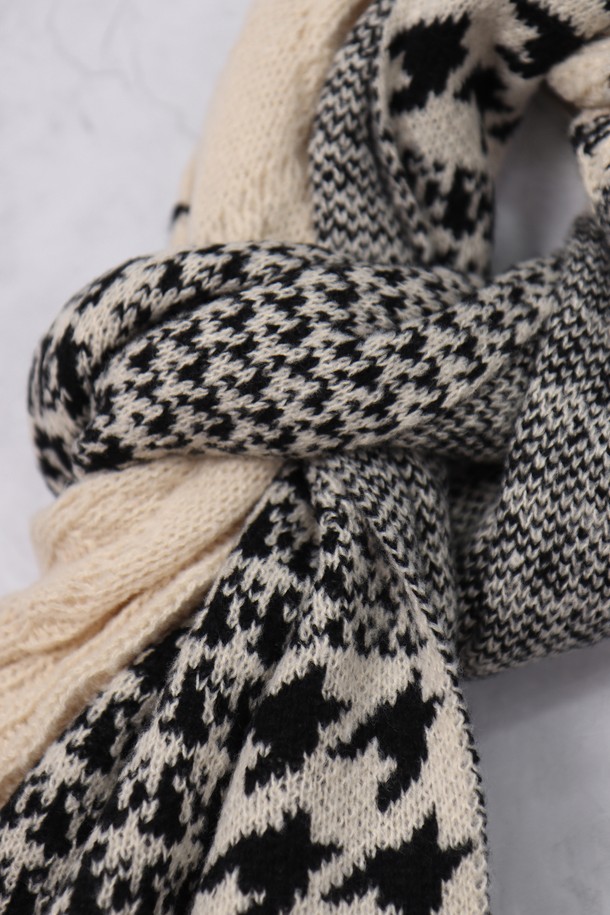 하운드투스 체크 패턴 배색 머플러 AMU138는 가을, 겨울철 당신의 스타일을 완성해 줄 머플러/스카프입니다. 부드러운 니트와 울 소재로 제작되어 뛰어난 보온성을 자랑하며, 차분하면서도 세련된 블랙, 화이트, 베이지 색상의 조화가 돋보입니다. 클래식하고 베이직한 디자인에 하운드투스 체크 패턴이 더해져 출근룩, 모임룩 등 다양한 TPO에 활용 가능합니다. 두꺼운 두께감으로 따뜻함을 더하며, 미니멀한 스타일을 선호하는 분들께 추천합니다.
