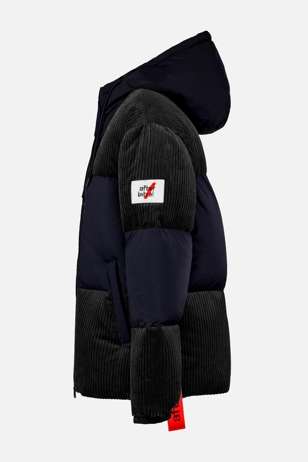 컬러 블로킹 코듀로이 후드 다운 패딩 점퍼 AJP116A는 겨울철 캐주얼 및 스포티 스타일을 연출하기에 좋은 아우터입니다. 블랙과 네이비 두 가지 색상으로 출시되어 취향에 맞는 색상을 선택할 수 있습니다. 촘촘한 코듀로이 소재와 두꺼운 두께감으로 보온성을 높였으며, 후드 디자인과 컬러 블로킹 디테일로 포인트를 더했습니다. 레귤러핏으로 편안한 착용감을 제공하며, 집업 및 버튼 여밈 방식으로 간편하게 입고 벗을 수 있습니다. 긴 소매 기장의 패딩 점퍼로, 한겨울에도 따뜻하게 스타일을 완성할 수 있습니다.
