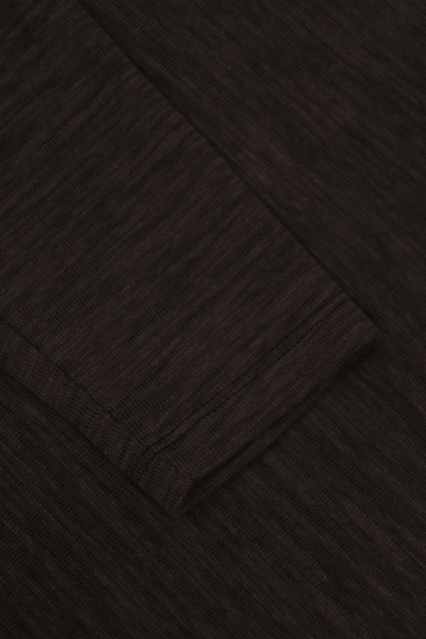 남성 봄 가을 솔리드 슬리브 긴팔 티셔츠 TEE104입니다. 부드러운 촉감의 면과 폴리에스테르 혼방 소재로 제작되어 편안한 착용감을 선사합니다. 슬림핏 라운드넥 디자인에 니트와 유사한 텍스처로, 미니멀, 클래식, 캐주얼 스타일을 연출하기 좋습니다. 네이비, 브라운, 블랙, 아이보리 4가지 솔리드 컬러로 출시되어 데이트룩, 출근룩 등 다양한 TPO에 활용 가능합니다. 얇은 두께감의 긴 소매 티셔츠로 간절기 시즌에 활용하기 좋은 베이직 아이템입니다.
