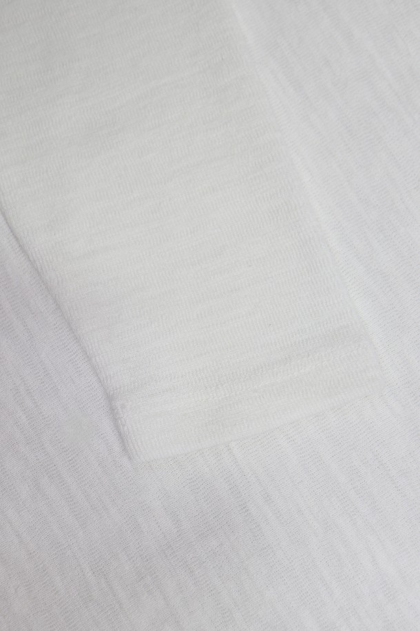 남성 봄 가을 솔리드 슬리브 긴팔 티셔츠 TEE104는 부드러운 촉감의 얇은 두께, 슬림핏 긴팔 티셔츠입니다. 면과 폴리에스테르 혼방 소재로 제작되었으며, 라운드넥 디자인에 무지 패턴으로 베이직한 스타일을 연출합니다. 네이비, 브라운, 블랙, 아이보리 4가지 컬러로 출시되었으며, 비침 없는 깔끔한 착용감을 선사합니다. 약간의 신축성이 있어 편안한 활동성을 보장하며, 데이트룩, 카페룩 등 다양한 TPO에 활용 가능합니다. 미니멀, 클래식, 캐주얼 스타일을 즐기는 남성분들께 추천합니다.
