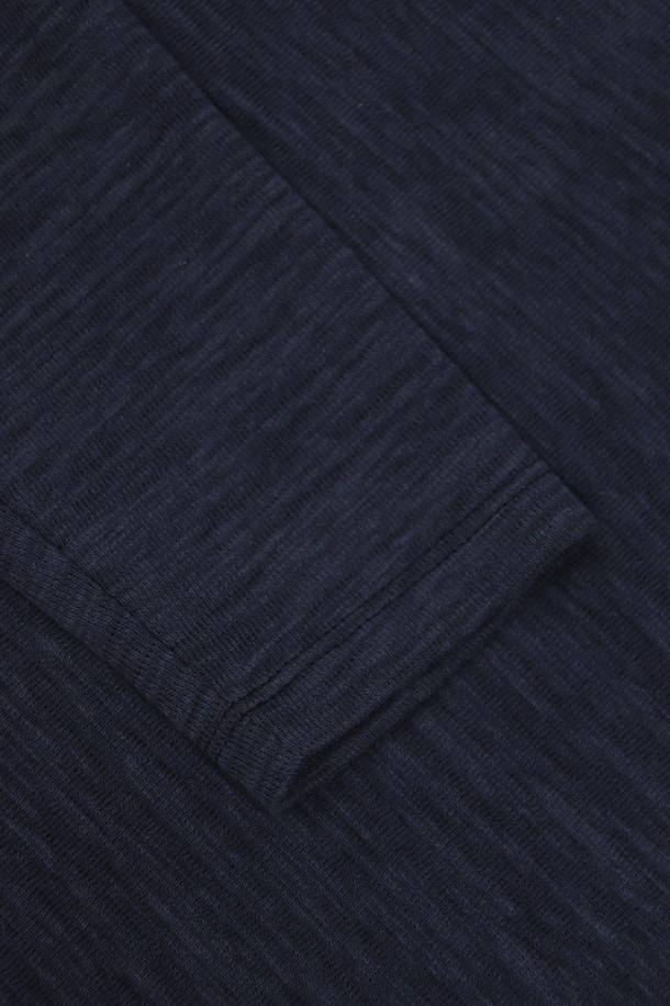 남성 봄 가을 솔리드 슬리브 긴팔 티셔츠 TEE104입니다. 부드러운 촉감의 면, 폴리에스테르 혼방 소재로 제작되어 얇고 편안한 착용감을 제공합니다. 베이직 스타일에 슬림핏 라운드넥 디자인으로 미니멀, 클래식, 캐주얼 등 다양한 스타일 연출에 용이합니다. 네이비, 브라운, 블랙, 아이보리 4가지 색상으로 출시되었으며, 출근룩이나 겨울 데일리룩 등 폭넓게 활용 가능합니다. 신축성이 약간 있으며, 비침 걱정 없이 니트처럼 가볍게 즐길 수 있는 긴팔 티셔츠입니다.
