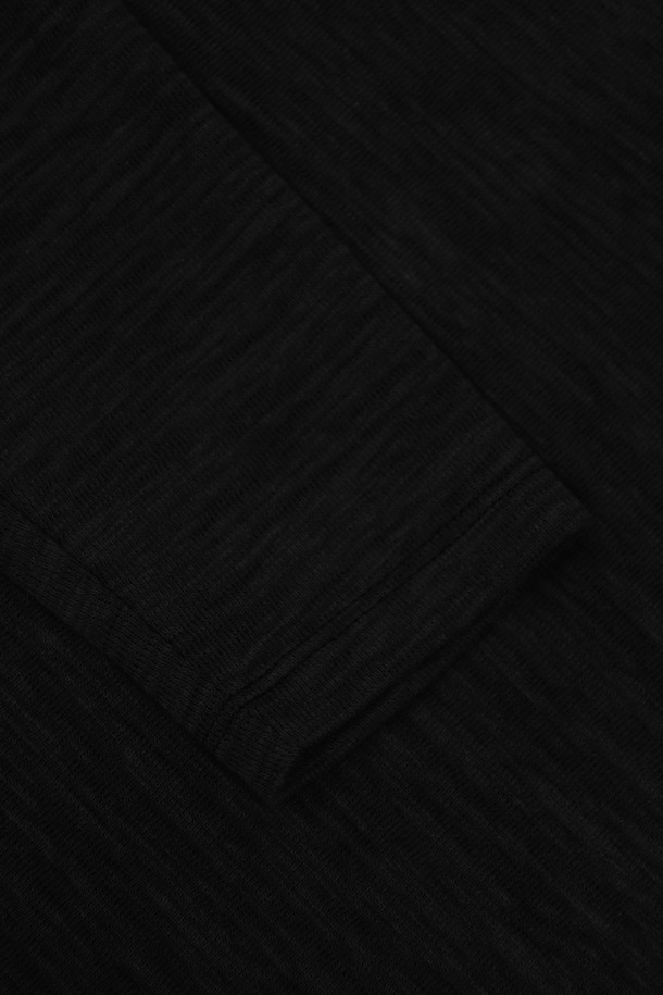 남성 봄 가을 솔리드 슬리브 긴팔 티셔츠 TEE104입니다. 부드러운 촉감의 면 59%, 폴리에스터 41% 혼방 소재로 제작되어 편안한 착용감을 선사합니다. 슬림핏 라운드넥 디자인으로, 베이직한 스타일을 연출하며 데이트룩 또는 겨울 데일리룩에 활용하기 좋습니다. 네이비, 브라운, 블랙, 아이보리 4가지 색상으로 출시되어 취향에 맞게 선택 가능합니다. 신축성이 있어 활동성을 높였습니다. 캐주얼, 미니멀, 클래식 스타일을 즐겨 입는 남성분들께 추천합니다.
