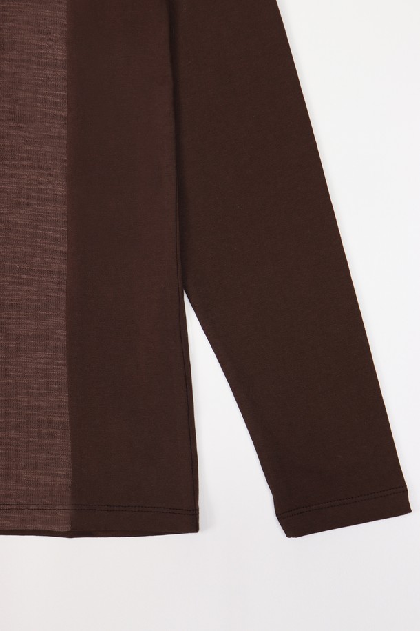 남성 솔리드 봄/가을 코튼 브이넥 긴팔 티셔츠 TEE102는 부드러운 착용감의 면 소재로 제작되어 편안함을 선사합니다. 얇은 두께감으로 봄, 가을 간절기에 적합하며, 슬림핏 디자인과 베이직 스타일로 미니멀, 클래식, 캐주얼 등 다양한 룩에 활용하기 좋습니다. 아이보리, 블랙, 네이비, 브라운까지 네 가지의 기본 컬러로 출시되어 폭넓은 선택이 가능합니다. 약간의 신축성이 있어 활동성을 높였으며, 비침 걱정 없이 니트 느낌으로 세련된 분위기를 연출할 수 있습니다. 브이넥 라인과 긴 소매 디자인이 특징인 솔리드 긴팔 티셔츠입니다.
