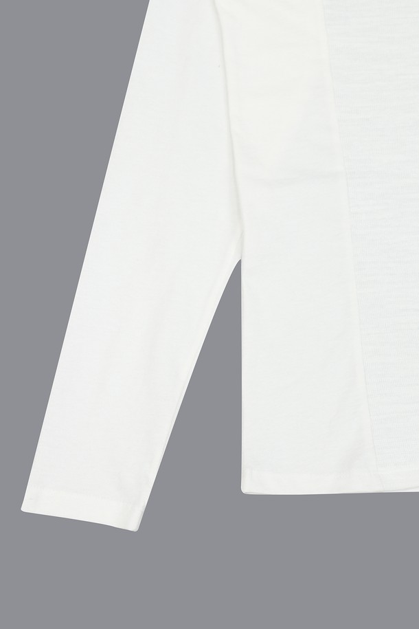 남성 솔리드 봄 가을 코튼 브이넥 긴팔티 TEE102는 부드러운 촉감의 면 소재로 제작되어 편안한 착용감을 선사합니다. 얇은 두께감과 슬림핏 디자인으로 제작되어 봄, 가을 시즌에 적합하며, 베이직한 스타일의 무지 디자인으로 다양한 스타일에 매치하기 좋습니다. 아이보리, 블랙, 블루, 브라운 4가지 컬러로 출시되어 취향에 맞는 색상을 선택할 수 있습니다. 신축성이 약간 있으며, 니트 느낌의 소재로 제작되어 데이트룩, 카페룩 등 캐주얼한 스타일에 잘 어울립니다. 미니멀, 클래식, 캐주얼 스타일을 즐겨 입는 남성분들께 추천합니다.
