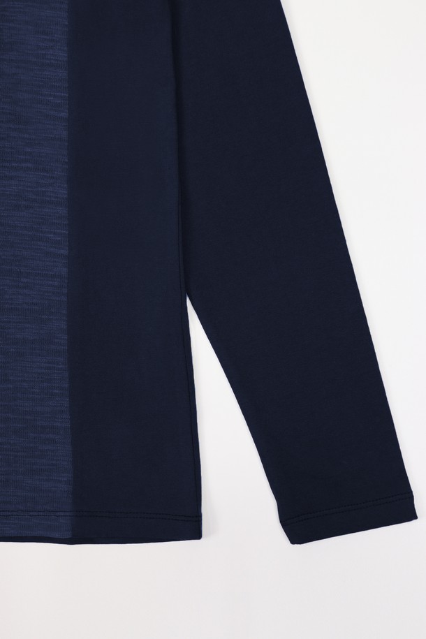 남성 솔리드 봄 가을 코튼 브이넥 긴팔 티셔츠 TEE102는 부드러운 촉감의 면 소재로 제작되어 편안한 착용감을 선사합니다. 봄, 가을 시즌에 적합하며, 베이직한 스타일의 무지 디자인으로 다양한 룩에 활용하기 좋습니다. 슬림핏으로 깔끔하게 떨어지는 핏과 살짝 비침이 있는 얇은 두께, 약간의 신축성으로 활동성을 더했습니다. 브이넥 라인과 긴 소매 기장으로 세련됨을 더하여 데이트룩, 카페룩 등 다양한 TPO에 활용 가능하며, 미니멀, 클래식, 캐주얼 스타일을 연출할 수 있습니다. 아이보리, 블랙, 블루, 브라운 4가지 컬러로 출시되어 폭넓은 선택지를 제공합니다.
