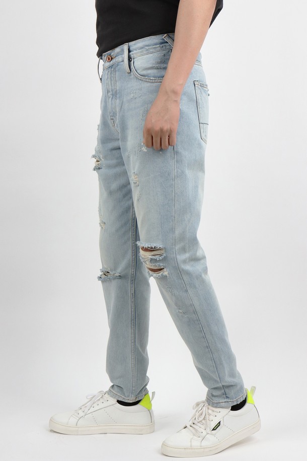 IKALOOK (이카룩) 봄/가을 연청 레귤러 핏 데미지 진 AJN172는 캐주얼한 스타일을 연출하기 좋은 남성 데님 팬츠입니다. 연청 컬러에 데미지 디테일이 더해져 트렌디한 무드를 선사하며, 면 98%와 폴리우레탄 2%의 혼방 소재로 제작되어 편안한 착용감을 제공합니다. 레귤러 핏으로 제작되어 누구나 부담 없이 즐겨 입을 수 있으며, 봄, 가을, 여름 시즌에 착용하기 적합합니다. 지퍼형 여밈 방식으로 간편하게 착용 가능하며, 데이트룩, 동네 마실룩, 쇼핑룩 등 다양한 TPO에 활용하기 좋습니다. 미니멀, 시티보이 스타일을 즐기는 분들께 추천합니다.
