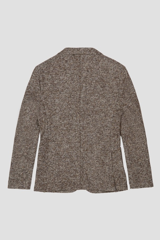 브라운 멜란지 투버튼 소프트 울 혼방 재킷 AJK112A는 남성용 아우터입니다. 가을과 겨울에 어울리는 두꺼운 두께감의 재킷으로, 부드러운 촉감의 울 혼방 소재로 제작되었습니다. 클래식하고 베이직한 스타일의 무지 패턴에 레귤러 핏, 테일러드 코트 타입으로 오피스룩, 비즈니스 캐주얼, 출근룩에 적합합니다. 투버튼 여밈 방식과 긴 소매 기장으로 미니멀하면서도 세련된 분위기를 연출합니다.
