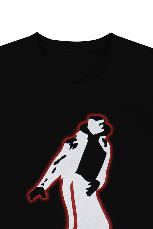 마이클 나염 실켓 반팔 티셔츠 ASTEE116은 남성용 티셔츠로, 봄, 여름, 가을 시즌에 착용하기 적합합니다. 부드러운 촉감의 면, 나일론, 폴리우레탄 혼방 소재로 제작되었으며, 슬림핏 라운드넥 디자인에 얇은 두께로 편안한 착용감을 제공합니다. 캐주얼 스타일의 나염 프린트가 돋보이며, 화이트와 블랙 두 가지 색상으로 출시되었습니다.
