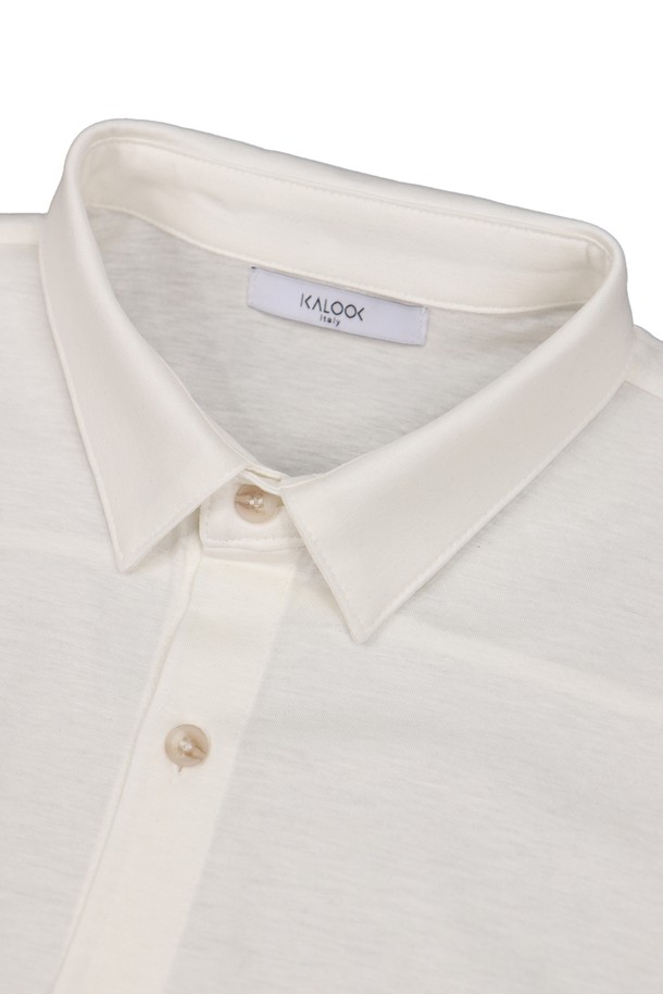 남성용 고급 텐셀 셔츠형 반팔 카라 티셔츠 STEE102A는 부드러운 텐셀과 면 혼방 소재로 제작되어, 얇은 두께감과 약간의 신축성으로 편안한 착용감을 선사합니다. 베이직한 스트라이프 패턴과 슬림핏 디자인으로 일상복에 잘 어울리며, 베이지, 블랙, 화이트 색상으로 제공됩니다. 고급 국내 원단을 사용하여 제작되었으며, 카라 디자인으로 세련된 느낌을 더했습니다.
