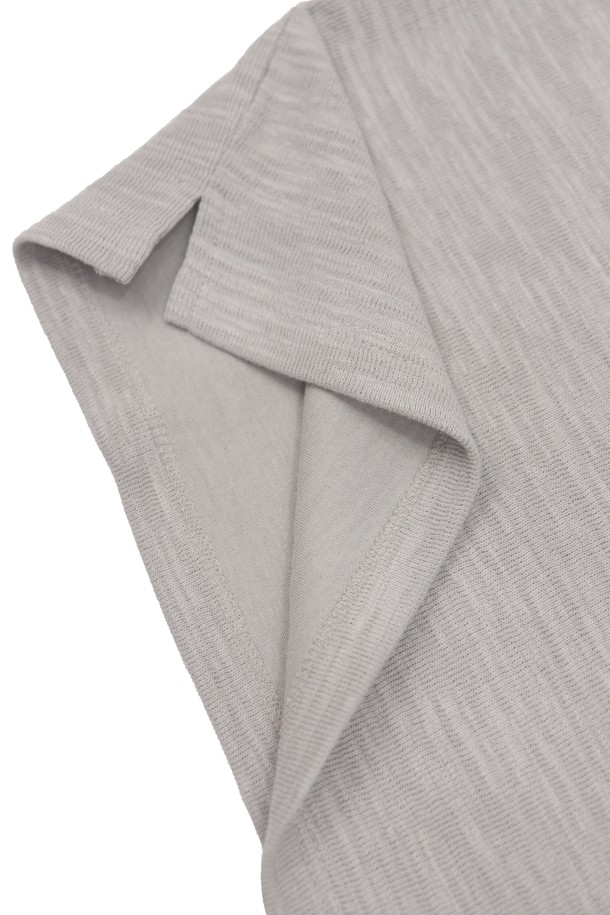 남성 솔리드 슬리브 반팔 티셔츠 STEE101A는 베이직한 스타일의 남성용 반팔 티셔츠입니다. 봄, 여름, 가을, 겨울 사계절 모두 착용 가능하며, 데이트룩이나 동네 마실룩으로 활용하기 좋습니다. 라운드넥에 레귤러핏으로 제작되었으며, 부드러운 촉감의 면, 폴리에스테르 혼방 소재로 제작되어 편안한 착용감을 선사합니다. 얇은 두께감에 약간의 신축성이 있어 활동성을 높였으며, 비침은 거의 없습니다. 캐주얼, 미니멀, 클래식 스타일을 즐겨 입는 남성분들께 추천합니다.
