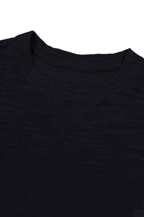 남성 솔리드 슬리브 반팔 티셔츠(STEE101A)는 베이직한 스타일의 라운드넥 반팔 티셔츠입니다. 면과 폴리에스터 혼방 소재로 제작되어 부드러운 촉감을 자랑하며, 봄, 여름, 가을, 겨울 사계절 모두 활용 가능합니다. 레귤러핏에 무지 디자인으로 어떤 스타일에도 쉽게 매치할 수 있으며, 데이트룩이나 동네 마실룩 등 편안한 일상에 적합합니다. 니트 느낌으로 제작되어 고급스러운 분위기를 더하며, 신축성이 약간 있어 편안한 착용감을 제공합니다. 비침이 없어 단독으로 입기 좋으며, 평소보다 한 사이즈 크게 선택하는 것을 추천합니다.
