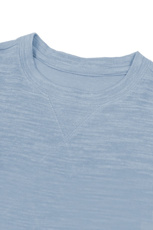 남성 솔리드 슬리브 반팔 티셔츠 STEE101A는 베이직한 스타일의 무지 티셔츠입니다. 부드러운 촉감의 면과 폴리에스테르 혼방 소재로 제작되었으며, 라운드넥과 루즈핏으로 편안하게 착용할 수 있습니다. 봄, 여름, 가을, 겨울 사계절 모두 활용 가능하며, 데이트룩이나 집콕룩 등 다양한 TPO에 적합합니다. 컬러는 블루, 베이지, 블랙, 화이트 4가지로 출시되었으며, 니트 느낌으로 제작되어 기본 아이템으로 활용하기 좋습니다. 약간의 신축성이 있으며 비침은 없습니다. 평소보다 한 사이즈 크게 선택하는 것을 추천합니다.
