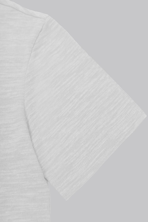 남성 솔리드 슬리브 반팔 티셔츠 STEE101A는 베이직한 스타일의 반팔 티셔츠입니다. 면과 폴리에스테르 혼방 소재로 제작되어 부드러운 촉감과 중간 두께감을 자랑하며, 봄, 여름, 가을, 겨울 사계절 모두 활용 가능합니다. 라운드넥에 무지 패턴으로 디자인되어 어떤 옷에도 잘 어울리며, 레귤러 핏으로 편안하게 착용할 수 있습니다. 데이트룩, 카페룩 등 다양한 TPO에 맞춰 캐주얼, 미니멀, 클래식 스타일을 연출해보세요. 신축성이 약간 있으며 비침이 없는 것이 특징이며, 니트 느낌으로 제작되었습니다. 기본 사이즈보다 한 사이즈 크게 착용하는 것을 추천합니다.
