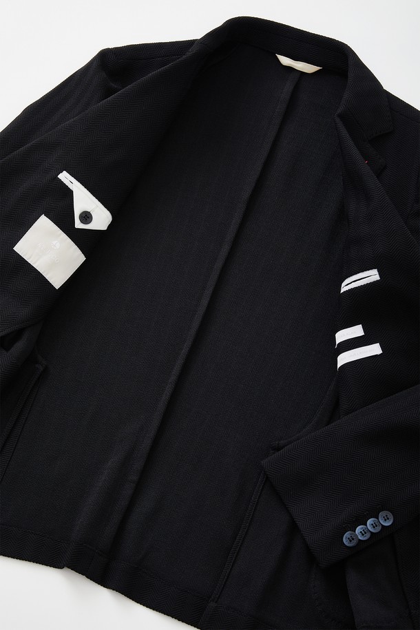 블랙 컬러의 헤링본 패턴이 돋보이는 CJK107 스판 자켓입니다. 봄, 가을에 착용하기 적합하며, 베이직한 스타일로 일상복으로 활용하기 좋습니다. 폴리에스터, 레이온, 폴리우레탄 혼방 소재로 제작되어 신축성 있는 편안한 착용감을 선사하며, 긴 소매와 버튼 여밈, 베이직 핏 디자인이 특징입니다. 안주머니 버튼 디테일과 브랜드 라벨 패치가 돋보입니다.
