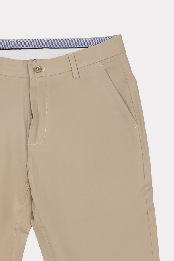 오피스 코튼 혼방 심플 슬랙스 APT105A는 베이직하고 미니멀한 스타일의 남성용 슬랙스입니다. 베이지, 네이비, 다크그레이, 그레이, 블랙 등 다양한 컬러로 출시되어 폭넓은 선택이 가능하며, 슬림핏으로 제작되어 깔끔한 핏을 선사합니다. 폴리에스터와 폴리우레탄 혼방 소재로 제작되어 사계절 내내 편안하게 착용할 수 있습니다.
