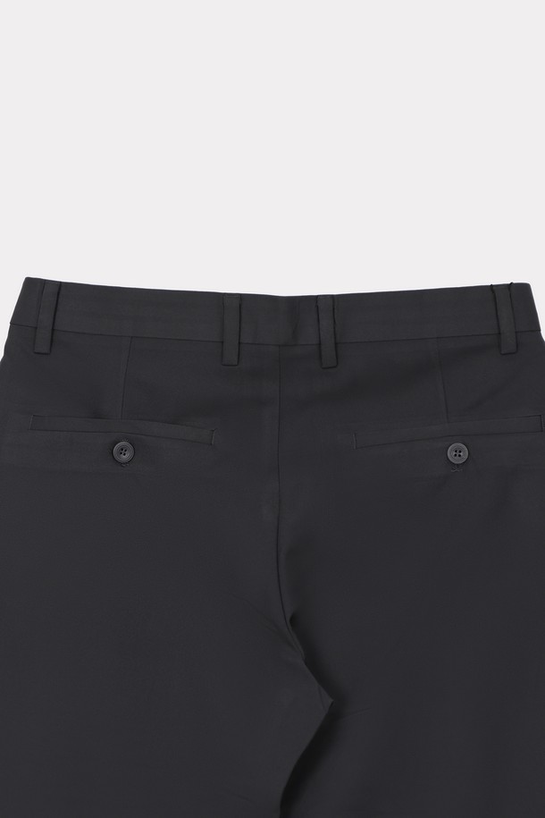 "오피스 코튼 혼방 심플 슬랙스 APT105A"는 남성용 슬랙스로, 폴리에스테르와 폴리우레탄 혼방 소재로 제작되어 봄, 여름, 가을, 겨울 사계절 모두 착용 가능합니다. 베이직하고 클래식한 스타일의 무지 디자인이며, 슬림핏, 레귤러핏, 와이드핏, 스트레이트 핏으로 다양한 핏을 선택할 수 있습니다. 네이비, 베이지, 그레이, 다크그레이, 블랙 등 5가지 색상으로 출시되었으며, 신축성이 약간 있어 편안한 착용감을 제공합니다.
