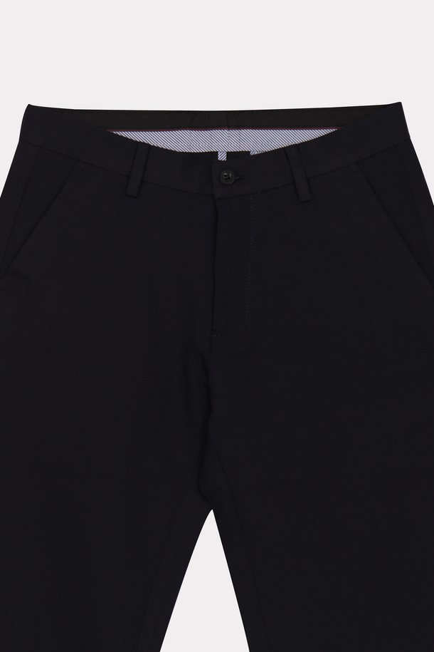 오피스 코튼 혼방 심플 슬랙스 APT105A는 남성용 슬림핏 슬랙스로, 베이직하고 미니멀한 스타일을 연출합니다. 봄, 여름, 가을, 겨울 사계절 모두 착용 가능하며, 폴리에스터와 폴리우레탄 혼방 소재로 제작되어 신축성이 있습니다. 베이지, 네이비, 다크그레이, 그레이, 블랙 등 다양한 색상으로 출시된 긴 기장의 무지 슬랙스입니다.
