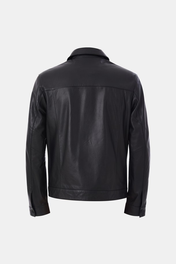 남성용 투 포켓 버튼 가죽 점퍼 CLJP109입니다. 부드러운 촉감의 소가죽 소재로 제작되어 봄, 가을 간절기에 착용하기 좋습니다. 베이직핏으로 어떤 옷에도 잘 어울리는 캐주얼하고 미니멀한 스타일을 연출합니다. 무지 디자인에 버튼 여밈 방식, 중간 두께감으로 편안하게 착용할 수 있으며, 이너 포켓 상단 가죽 마감과 버튼 디테일로 포인트를 더했습니다. 블랙 색상으로 다양한 스타일에 활용하기 좋은 데일리 아이템입니다.
